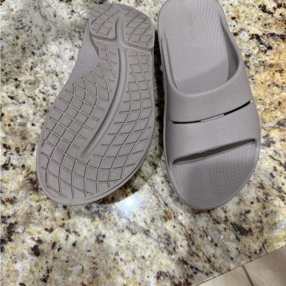 OOFOS Women's Sandals in Light Gray - Picture 5 of 7